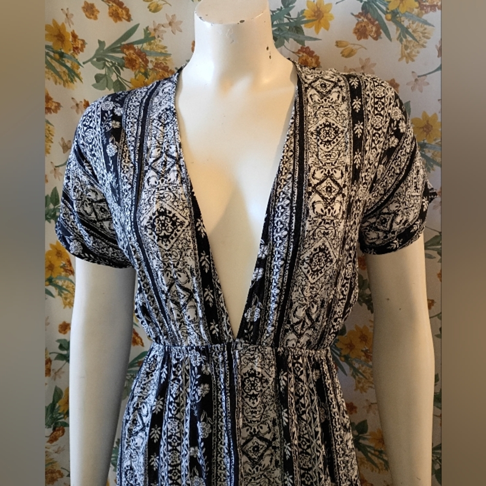 Forever 21 Women's Black and White Floral Pattern Deep V-neck Maxi Dress - Picture 3 of 9